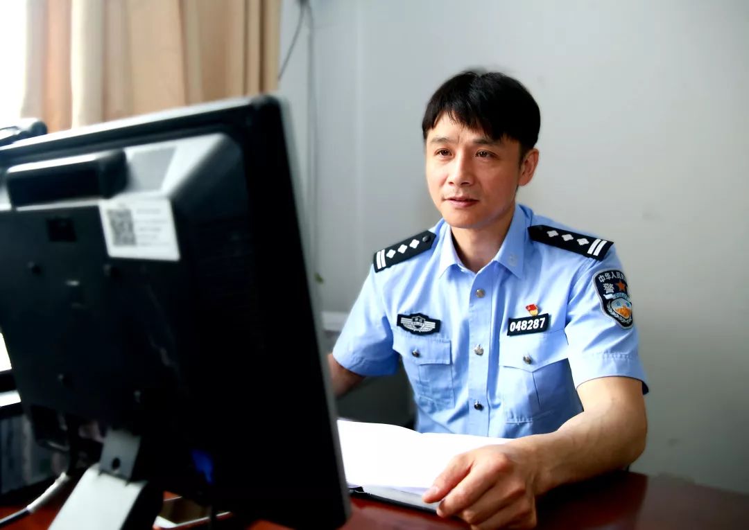 海宁这位帅警察!这件事干得漂亮!_陈斌