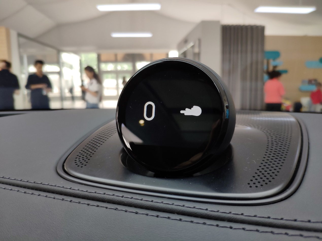 或者是开窗开门的时候,nomi会识别不出到底是哪个人说的话,从而一股脑