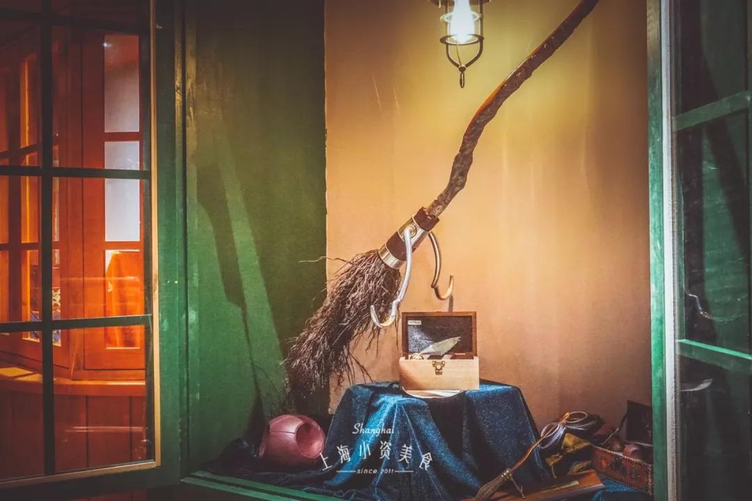 波特名场面之一的魁地奇比赛,这里也有电影同款周边,游走球,鬼飞球