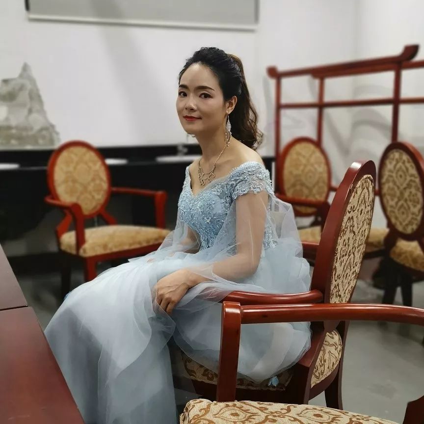 观澜二中陈小芳老师在市来深青工文体节歌手大赛上夺金奖