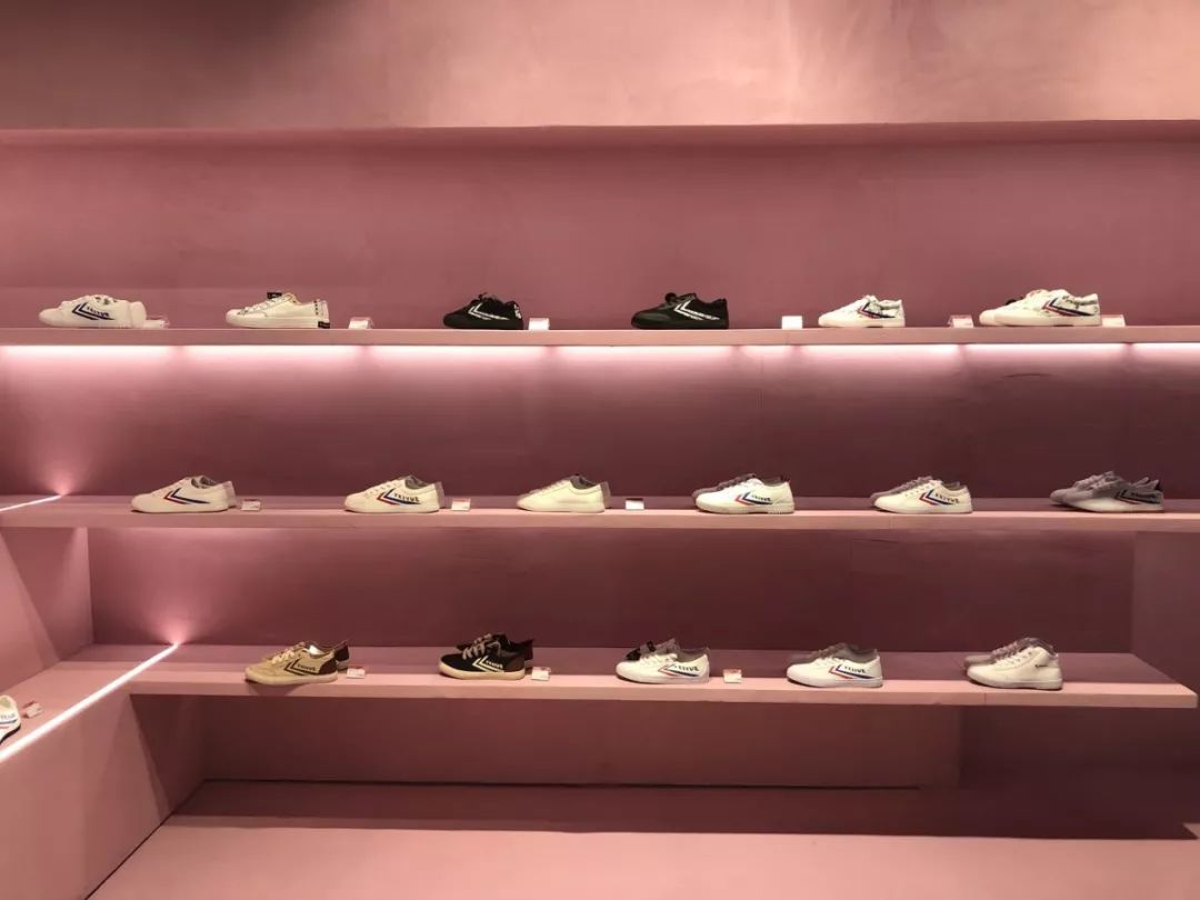 5月14日,飞跃位于朝阳大悦城的门店开张,这也是这个快100岁,因小白鞋