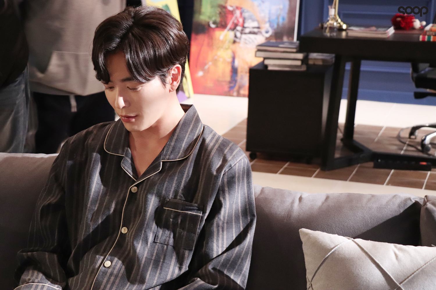 《她的私生活》金材昱散发致命魅力 "狮子馆长"拍摄花絮大公开【组图