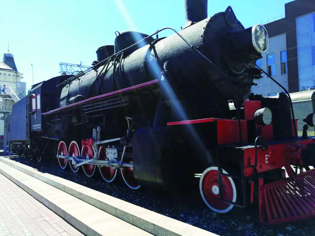 海参崴火车站的标志性建筑就是这辆二战时期的蒸汽机车