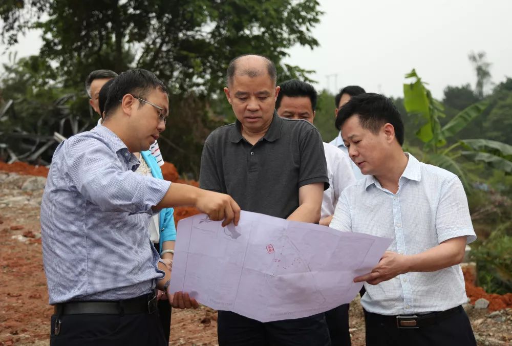 调研活动中,省卫健委陈祝生副主任现场听取了吴伟江院长介绍新院项目