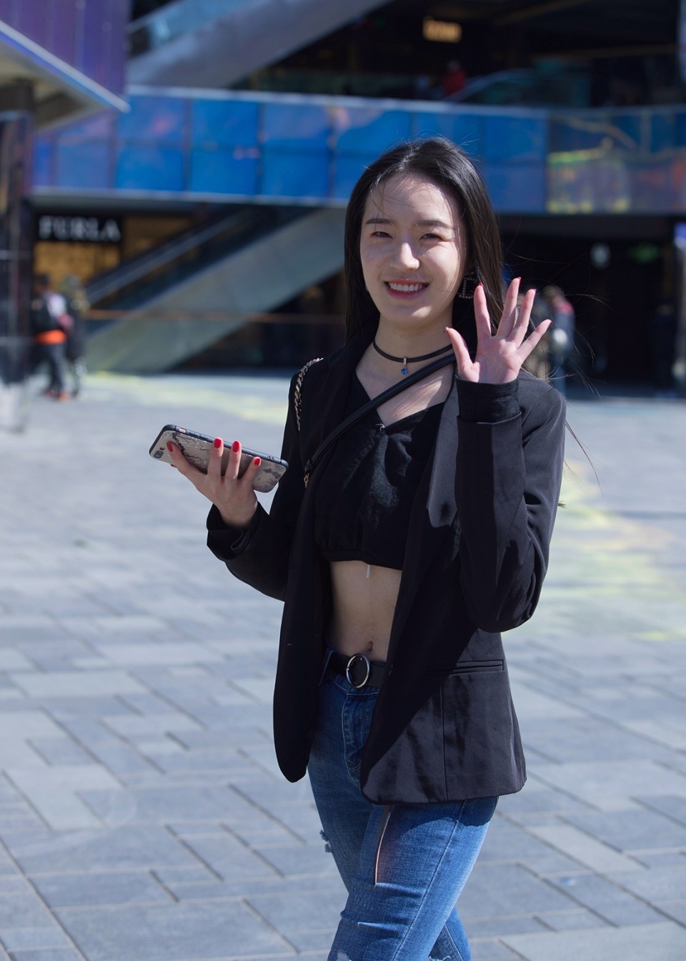 郭麒麟艳服妆扮去接外甥下学