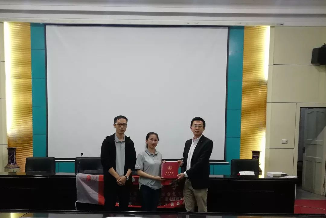 武威一中同学提问张秋霞老师正在解答同学提问甘自耘老师正在介绍往年