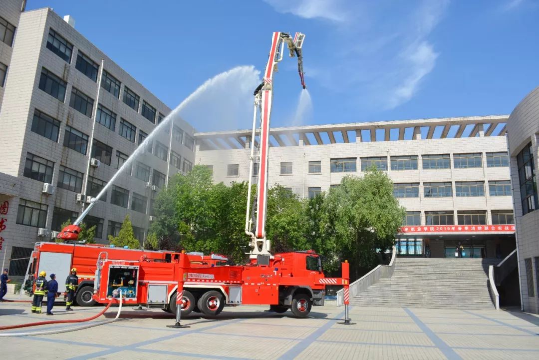 市消防支队对起火大楼展开灭火救援对楼顶被困学生进行救援本次演练