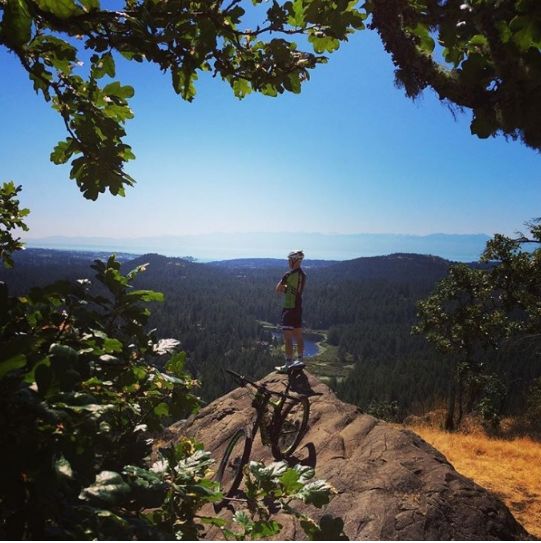 周日(5月19日),一位29岁的女子在忒提斯湖(thetis lake)边的山上远足