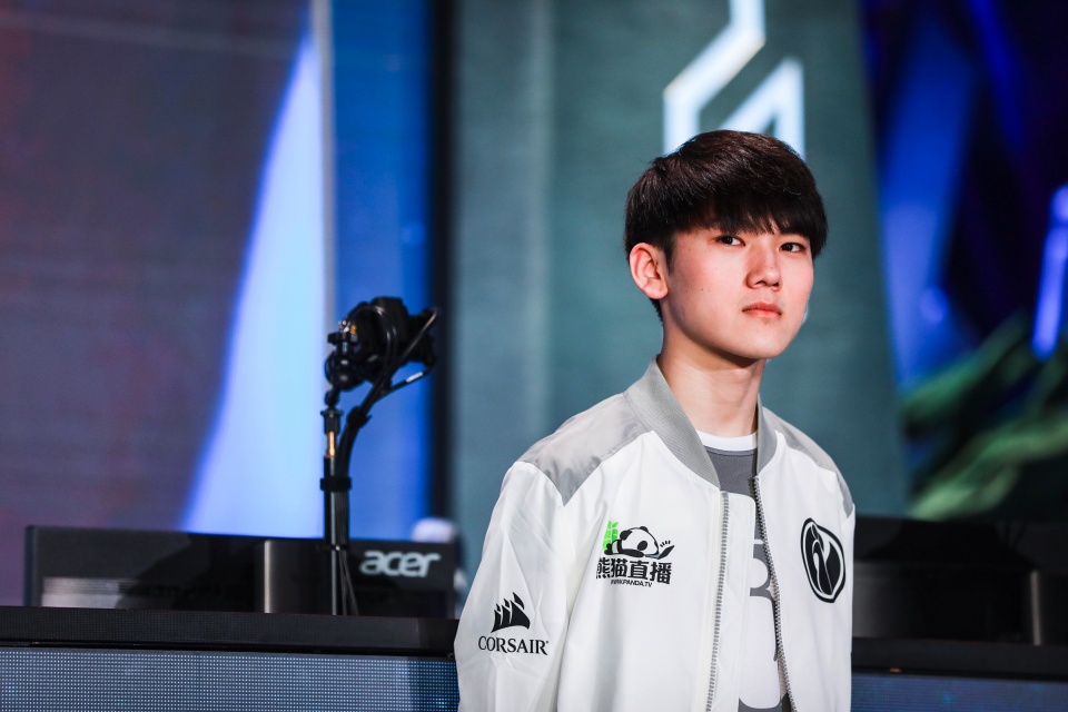 很好,也不讲什么骚话,小组赛很多场比赛都是靠他硬把对手给拯救回来了