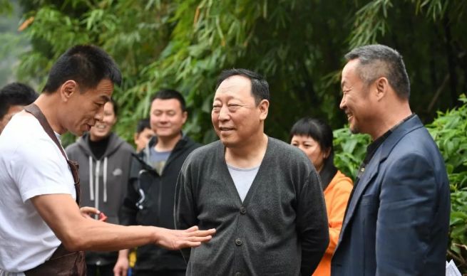 苏大强来贵阳拍戏了赶紧去偶遇