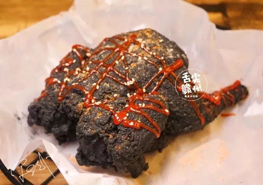 香辣味黑炸鸡酷黑系列2鸡肉细致纤维直抵口腔,好吃到无法言喻肉汁跟着