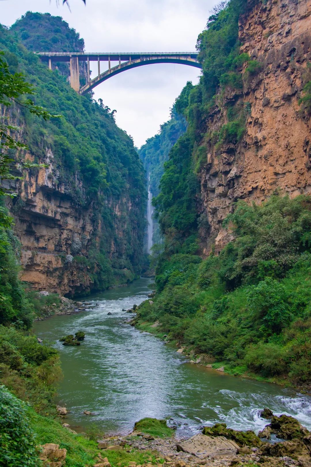 貴州,包夾在旅遊大省四川和雲南之間,全國唯一沒有平原支撐的省份.