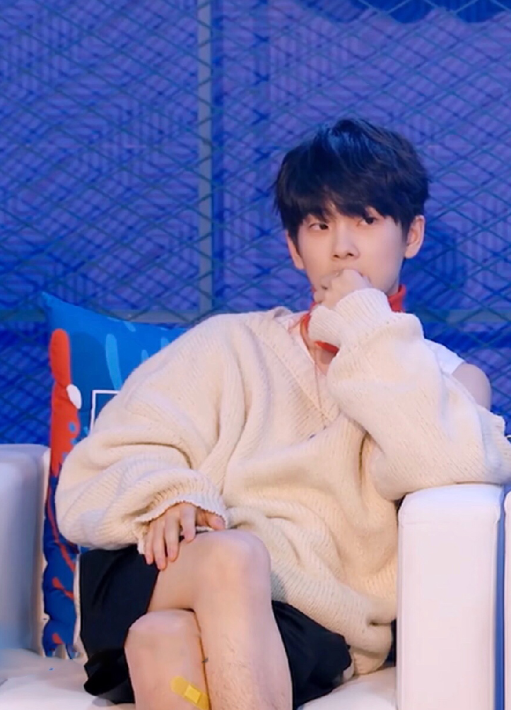 周震南回应穿短裤不刮腿毛我妈说这是有福之人的标志