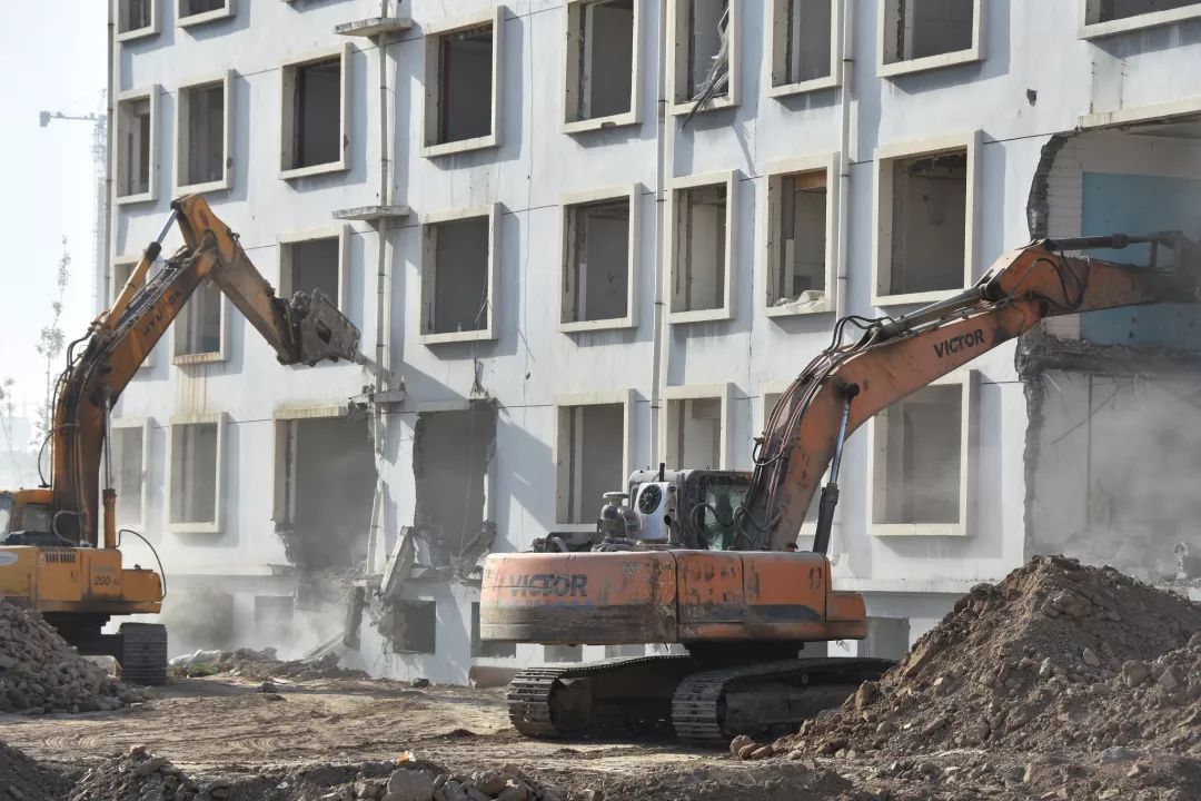 重磅!出动100余名执法人员,菏泽曹县某小区房屋被拆除