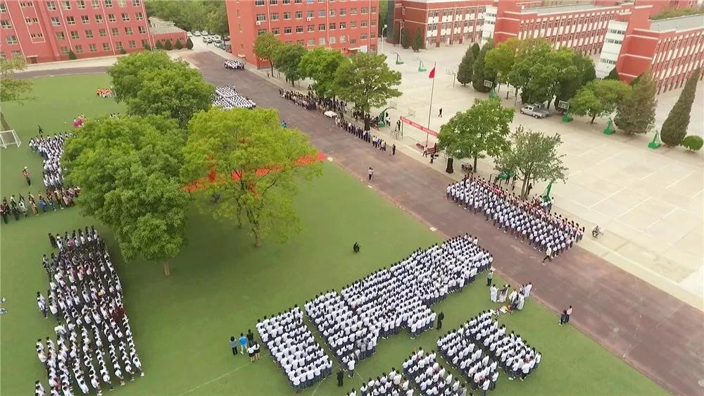 "青春有我 祝福祖国"快闪点亮吴忠高级中学 "成人礼"教育活动