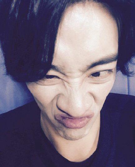 估计气质古典的霍尊被大家称为"美男子"听得厌烦了,索性也在自拍