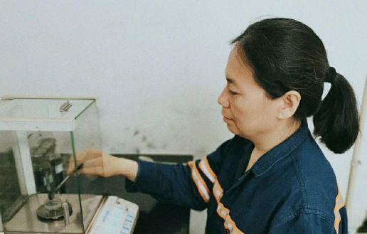 作为一名化验员,闫建新深知:煤质化验要求技术水平高