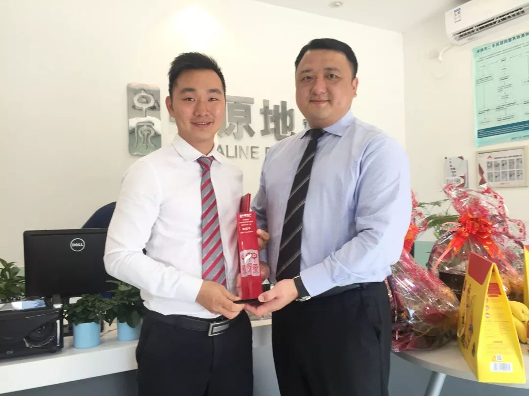 黄绍华合影▼百万英雄发表获奖感言坚持认真维护客户,坚持发朋友圈