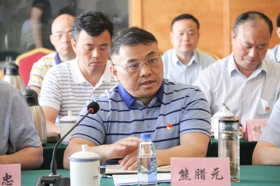 熊腊元在汇报中说,安源煤业集团新班子组建以来,坚决贯彻省委省政府和
