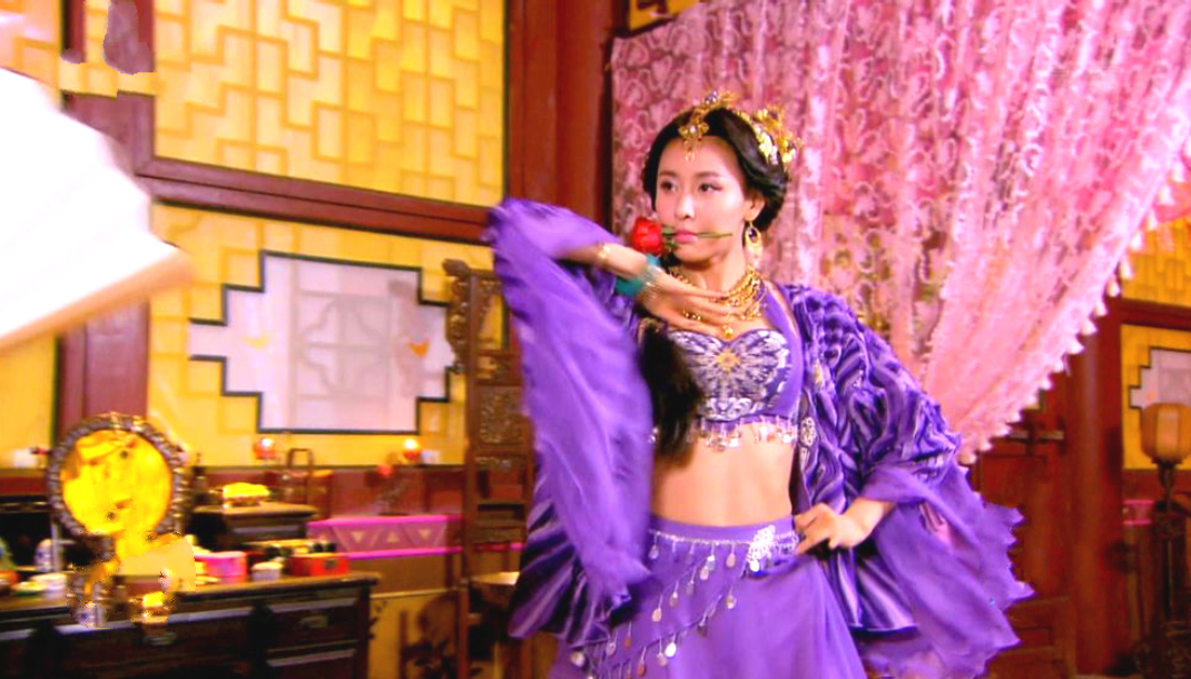 67《金玉良缘》中贾青扮演楚楚,她看起来只是一个以跳舞营生的普通