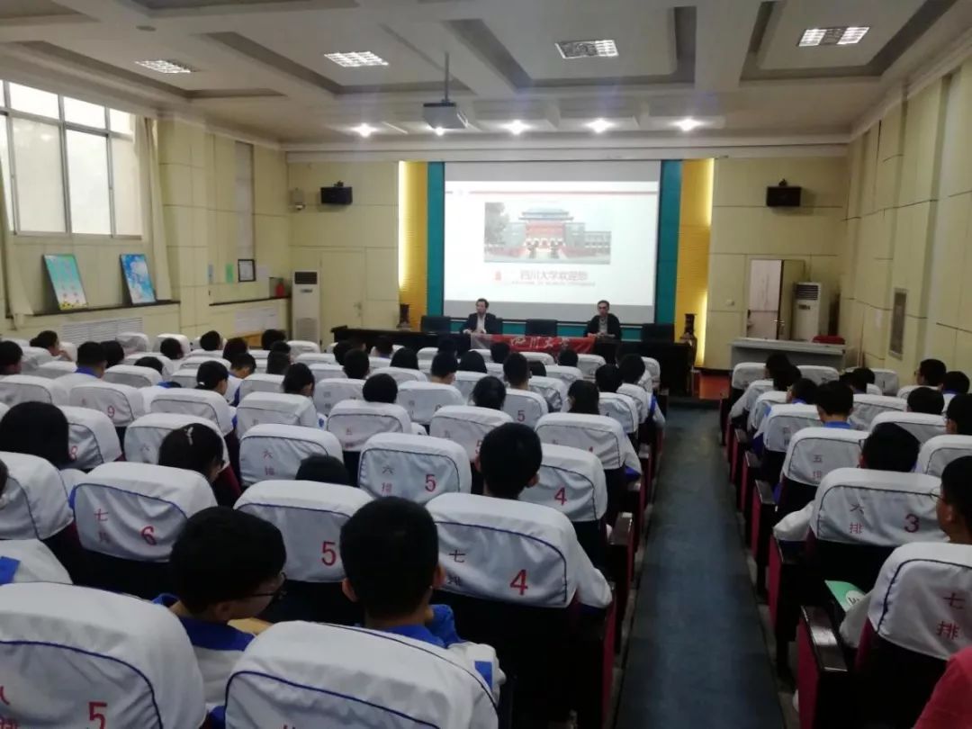 武威一中同学提问张秋霞老师正在解答同学提问甘自耘老师正在介绍往年