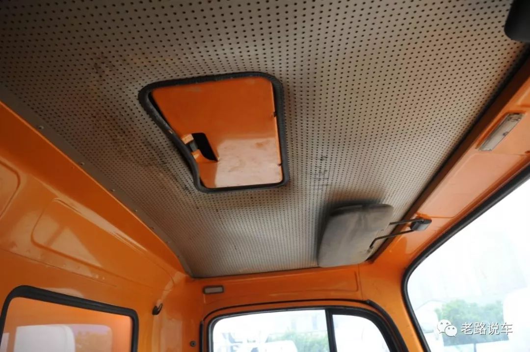 驾驶室顶部还设有天窗,车顶饰皮和所有密封条还完好的保留着.