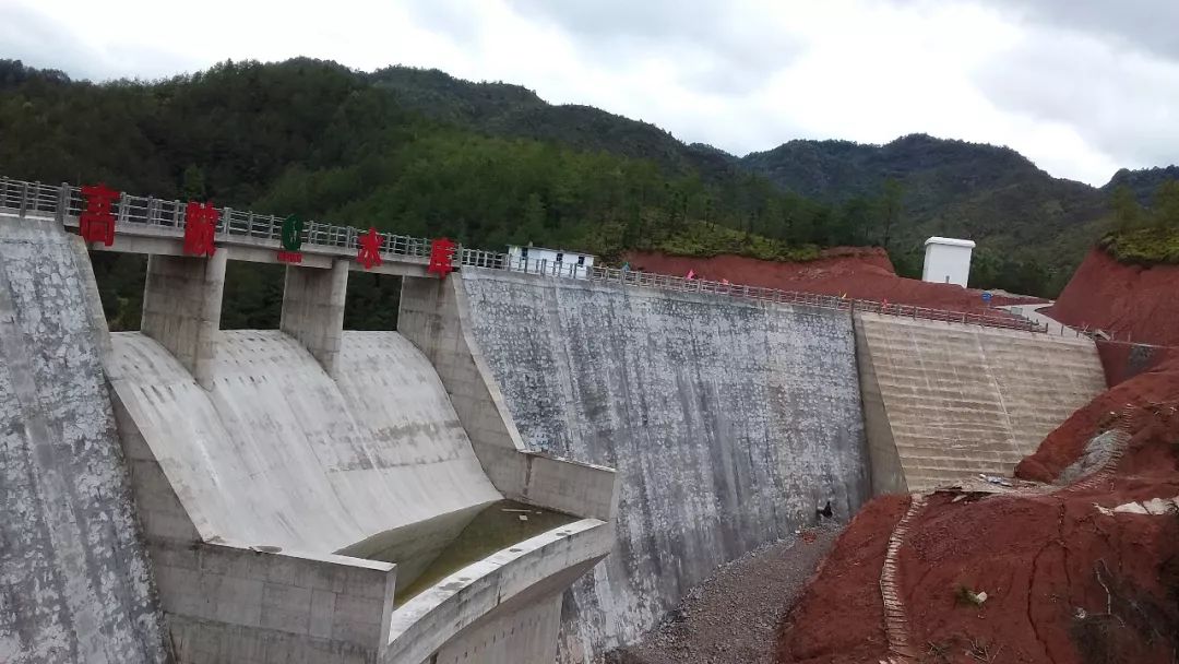 大坝溢洪道水库大坝坝顶水库大坝坝后坡立面图水库管理房期待水库的