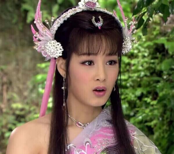 王婧娈饰演慕小蝶,杨戬的恋人,金光圣母白雪艳的妹妹,也是十绝阵之一