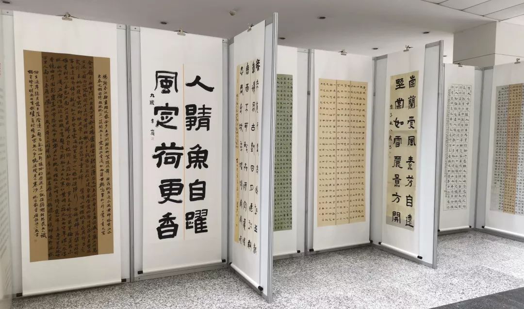 奉贤"言子杯"国际学生书法大赛作品展在奉贤中学图书馆底楼大厅展出