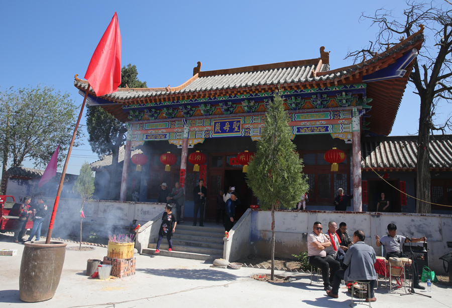 村民们早早起来,到天仙老奶奶庙烧香祈福,天仙圣母庙供奉云霄,琼霄和