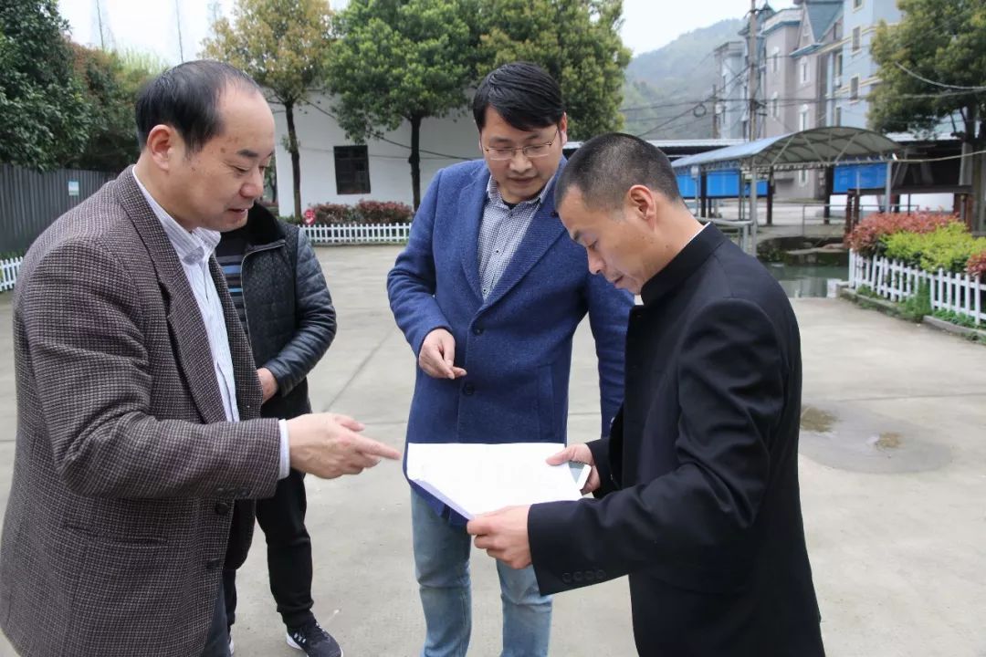 全面开展三服务柯桥教体在行动五杨汛桥镇中发挥自身优势三送群众