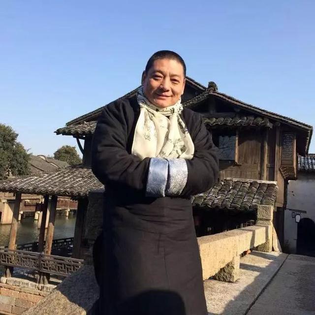 现为中国书法家协会会员,中国梅花协会理事.