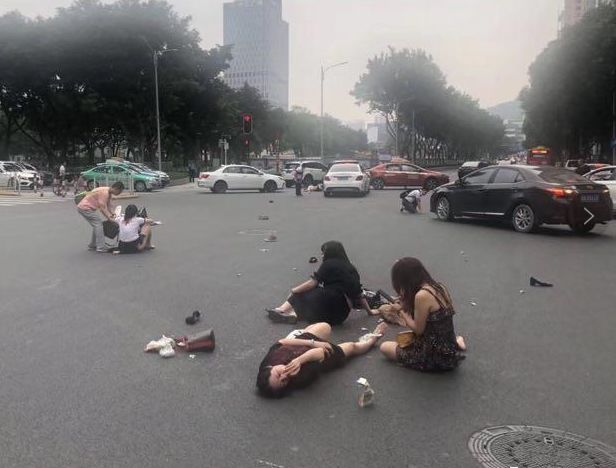 可怕奔驰女司机闹市疯狂撞飞13人原因竟是这个