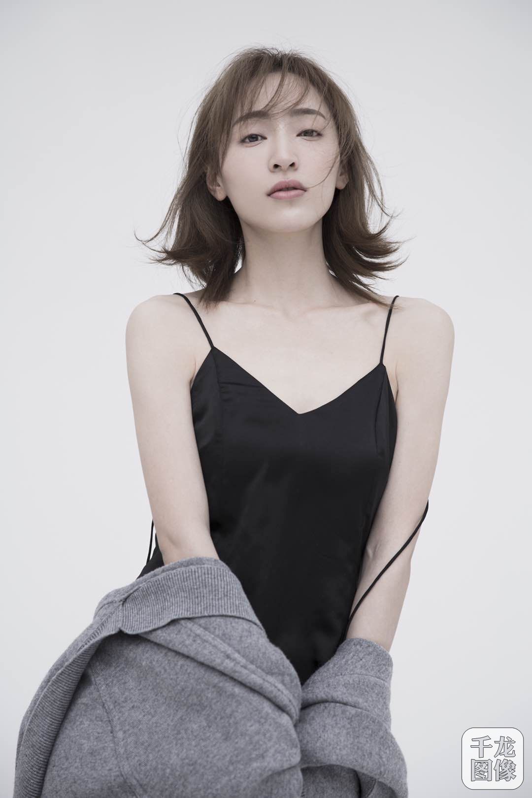 黄小戈全新写真曝光风格百变玩转时尚态度