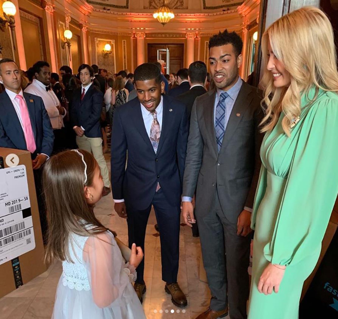 37岁伊万卡穿嫩绿色长裙好显瘦,大女儿陪妈妈领奖,差点抢去风头