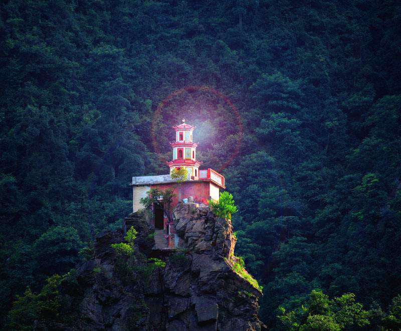 江西深山石峰上有一座塔，四面懸空無依靠，不知如何建成的 旅遊 第2張