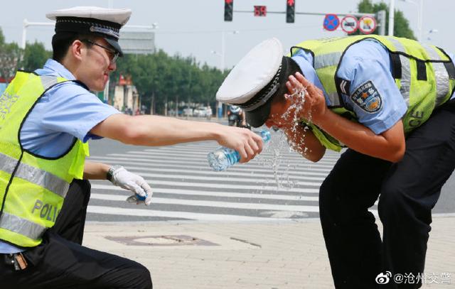 烈日下的坚守致站岗执勤烈日下冒酷暑战高温的交警