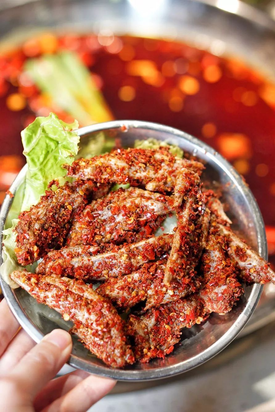 个头均匀偏瘦的鸡尖,被码以厚厚的干辣椒,丢进锅里咕嘟咕嘟煮着,朋友