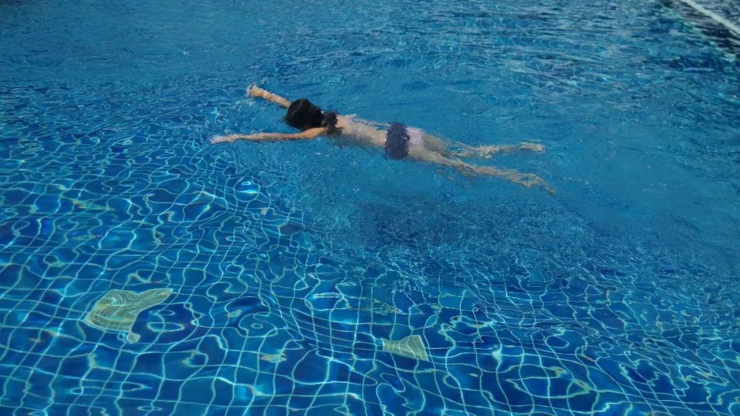 学会蛙泳后,怎样才敢去深水区?_游泳