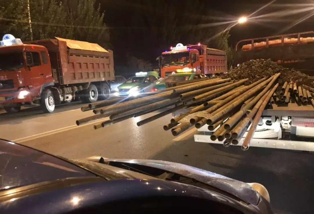 西宁一小轿车追尾一运载钢筋渣土的货车,前挡风玻璃被戳穿