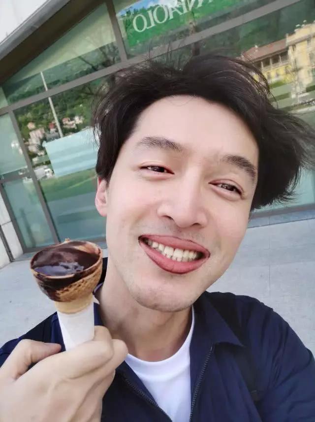 胡歌自黑式自拍丑到被嫌弃,然而照片中的两处细节更让人心疼!