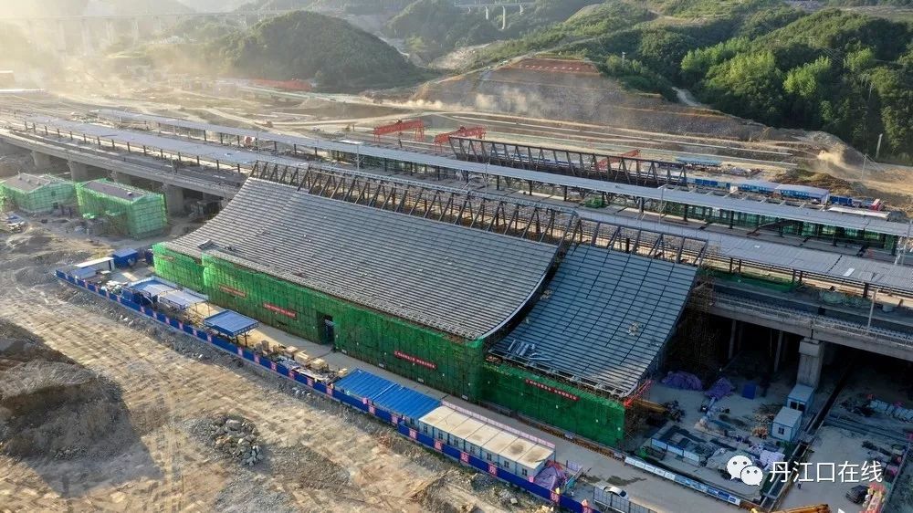 汉十高铁丹江口南站站房初现雏形