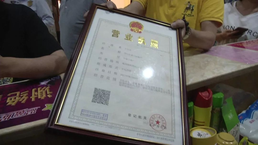 人员首先来到槐泗镇豪门量贩式ktv,发现这一家压根没有文化经营许可证