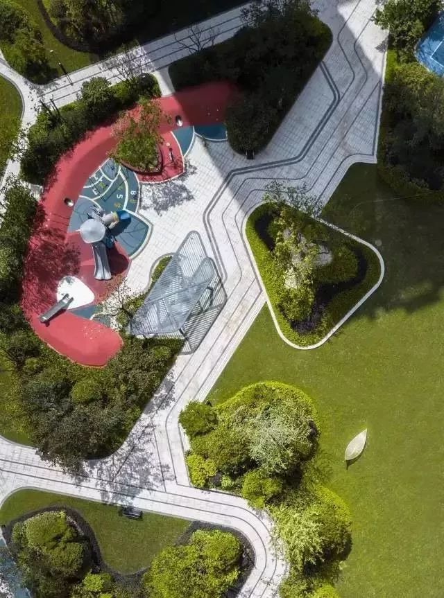 龙湖在园林设计和营造方面能力毋庸置疑,新鲜的形式感,注重景观与人的