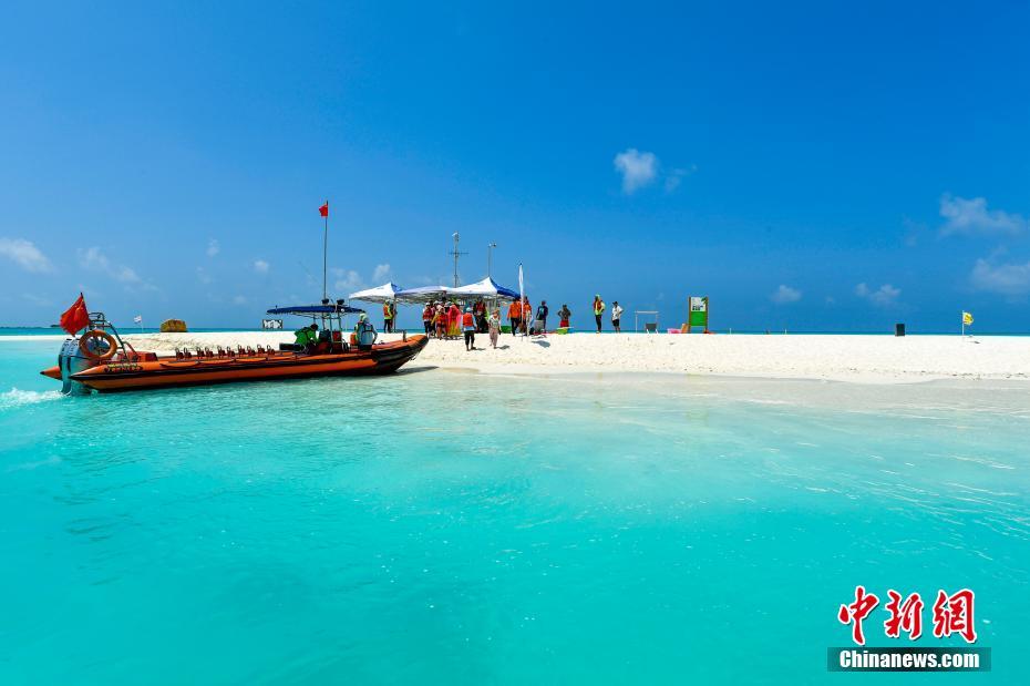 搭乘"长乐公主"邮轮前往西沙旅游的游客,登上无人居住的西沙全富岛