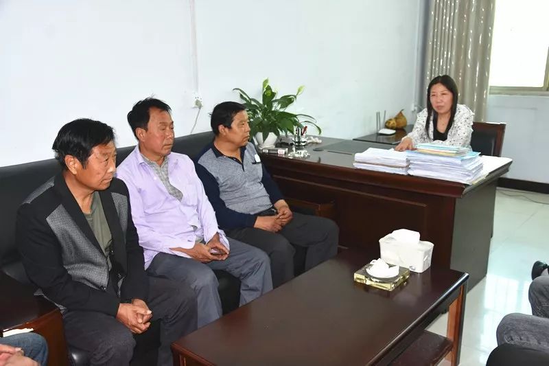 5月22日,镇党委书记张建霞在办公室主持召开危房改造加压推进会,本次