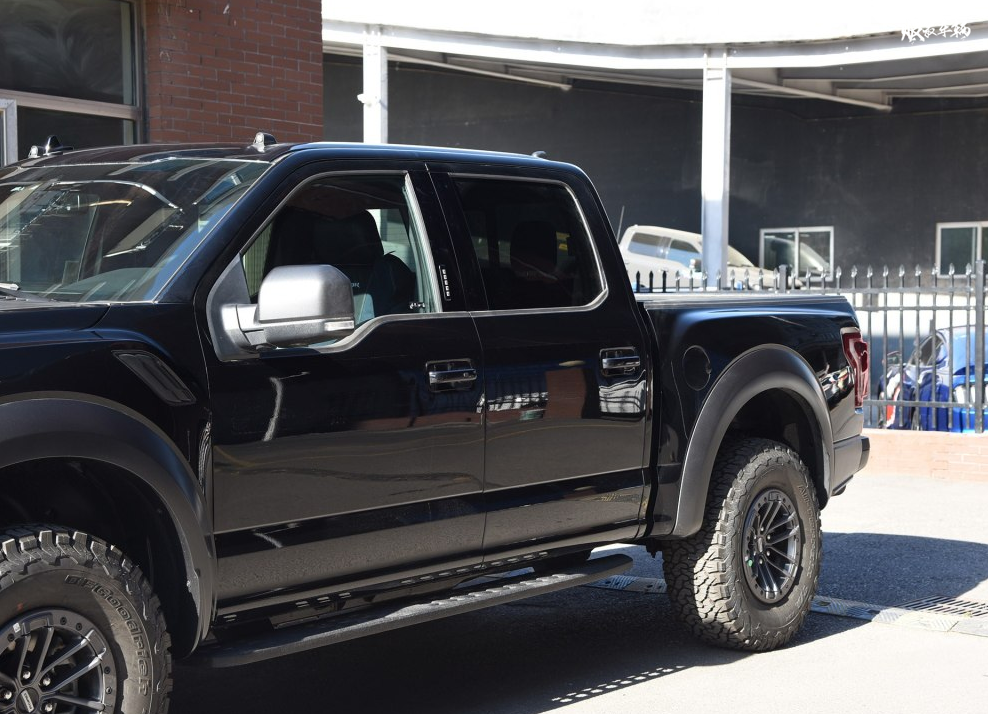 整体依旧使用福特越野车型的经典设计元素,前部使用较为醒目的ford