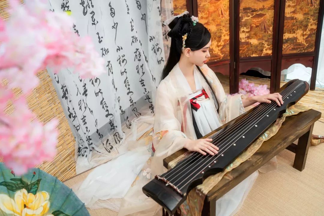 带给你一个绝妙难忘的汉服视听盛宴古筝演奏,书法,吟诵.