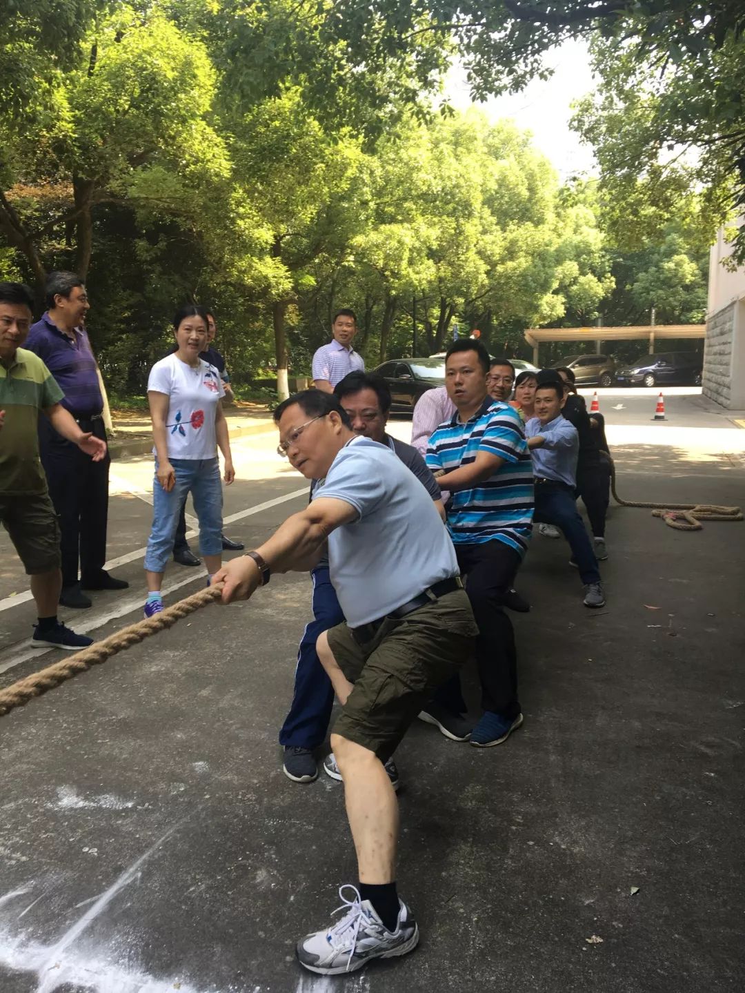 市人大常委会机关举办活力党员健康会员拔河比赛主题党日活动