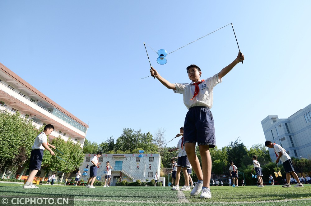 目前,抖空竹已成为学校特色项目,学生们在体育锻炼活动中,培养自信